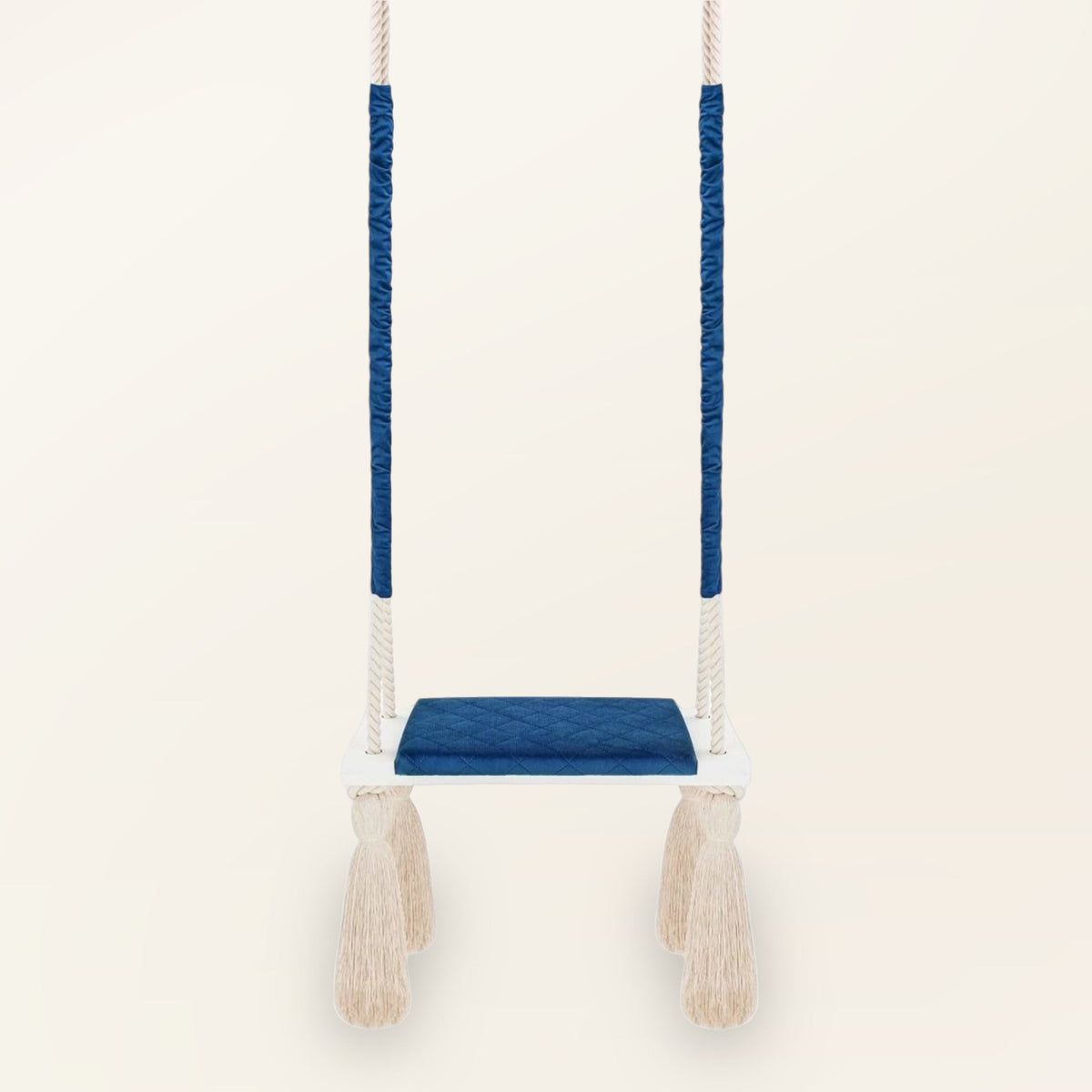 Balançoire enfant planche bois et velours bleu foncé, vue de face avec coussin d'assise matelassé