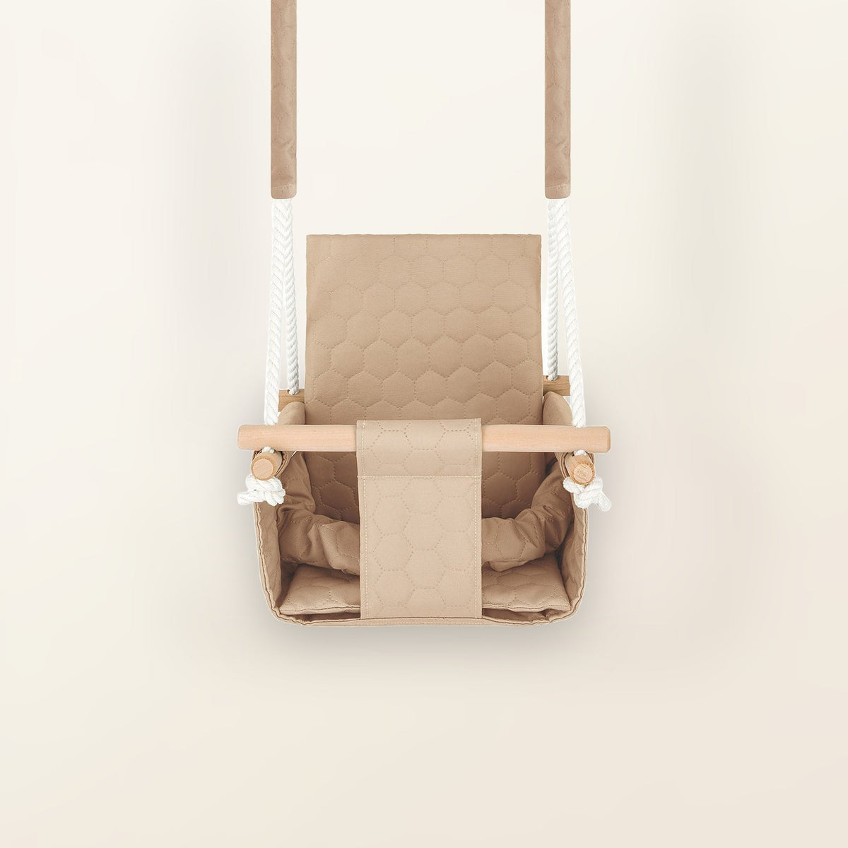 Balançoire bébé imperméable beige, vue de face : tissu matelassé, cordes blanches et barre en bois