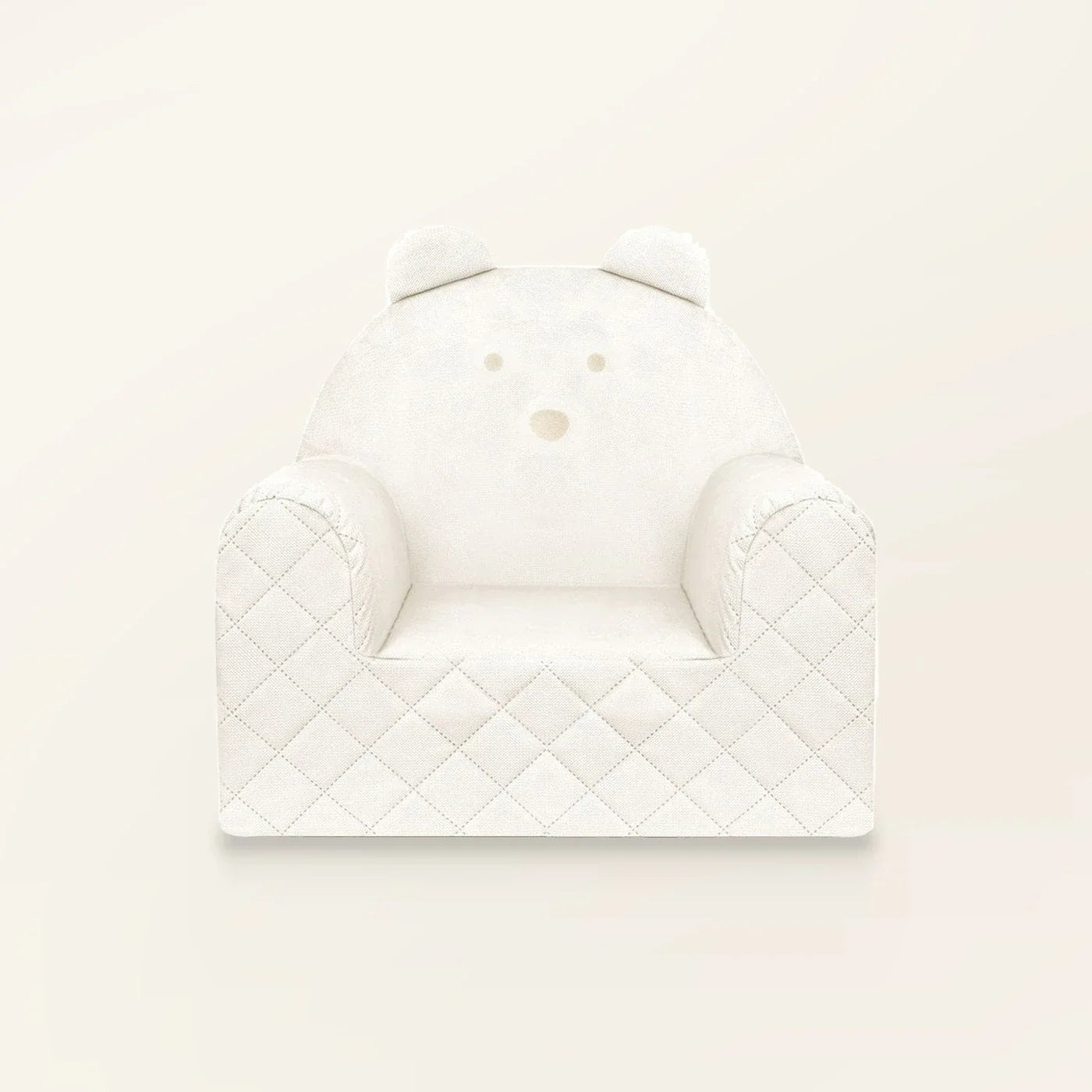 Fauteuil bébé ourson en velours beige capitonné, vue de face, sur fond crème