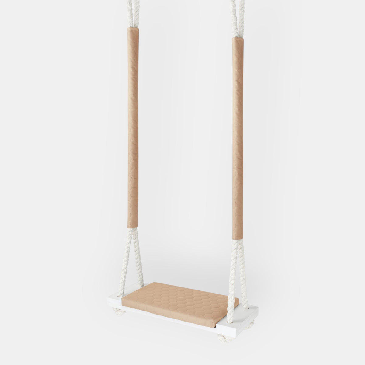 Balançoire enfant planche bois imperméable beige, vue de face sur fond blanc : coussin matelassé sur la planche