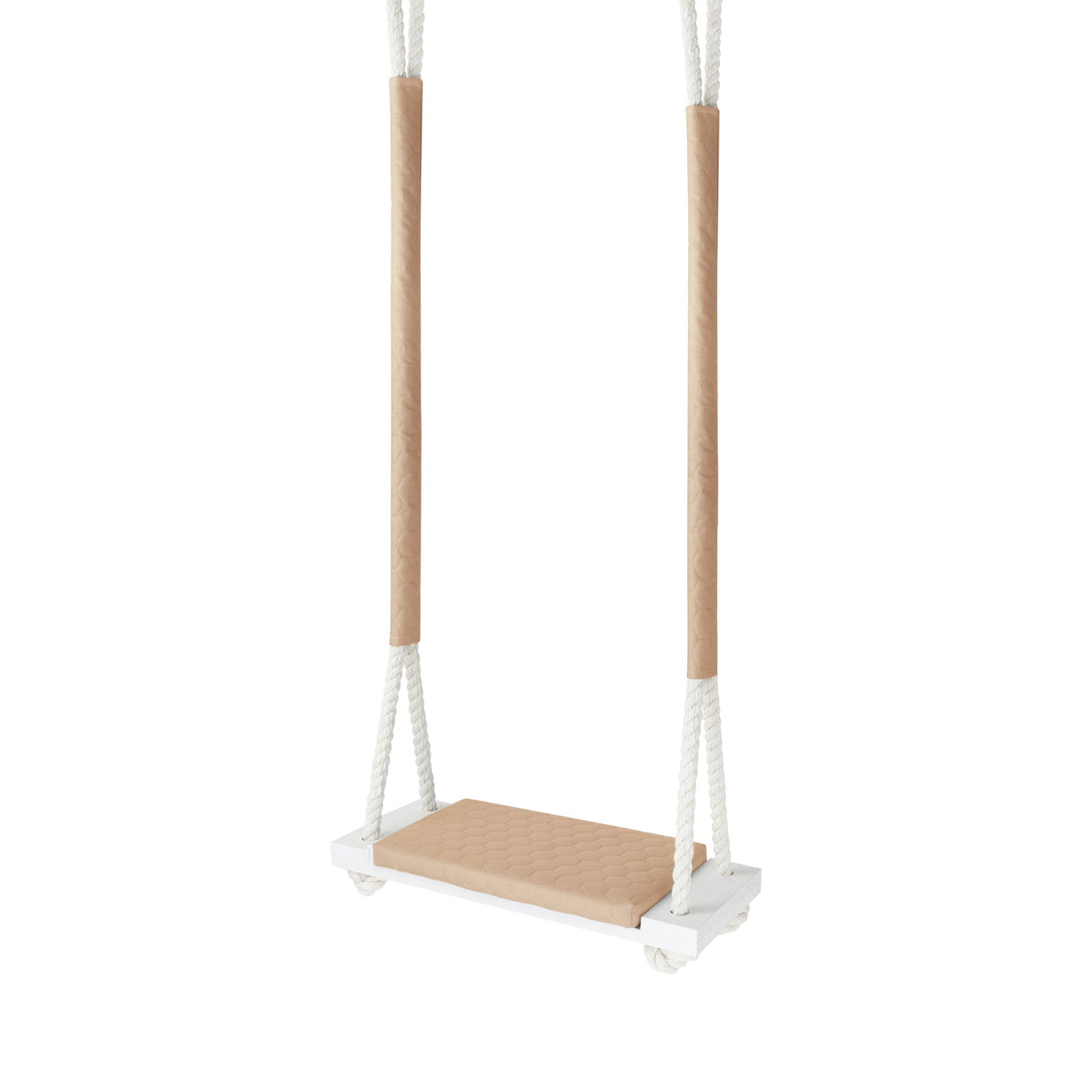Balançoire enfant planche bois imperméable beige, vue de trois quarts : cordes gainées de tissu et coussin matelassé
