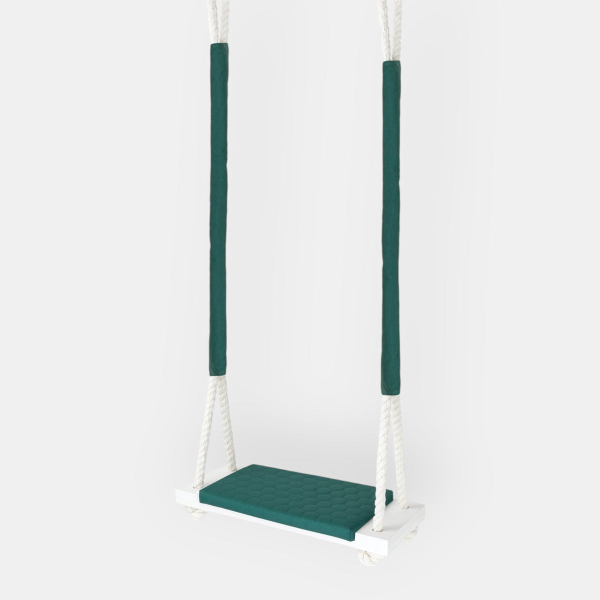 Balançoire enfant planche bois imperméable vert foncé, vue de face sur fond blanc : coussin matelassé sur la planche