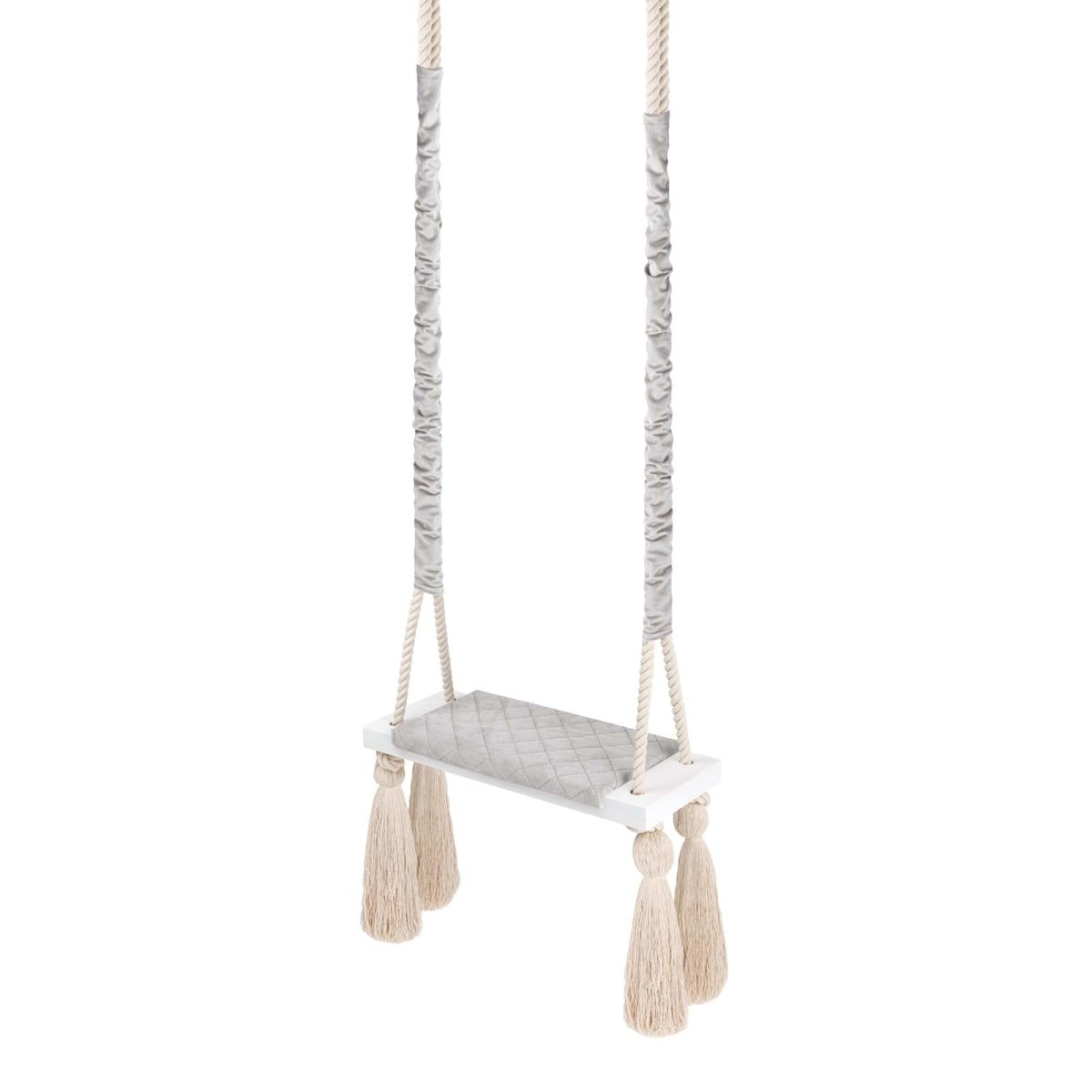 Balançoire enfant planche bois et velours gris clair, vue d'ensemble : cordes gainées de tissu et pompons