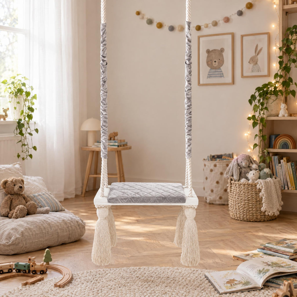 Balançoire enfant planche bois et velours gris clair, suspendue dans une chambre d'enfant lumineuse