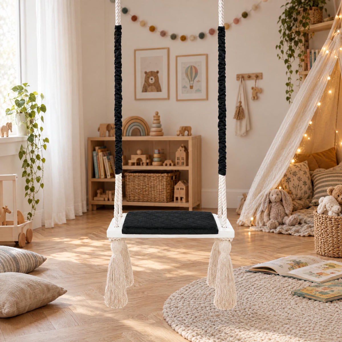 Balançoire enfant planche bois et velours noir, suspendue dans une chambre d'enfant lumineuse