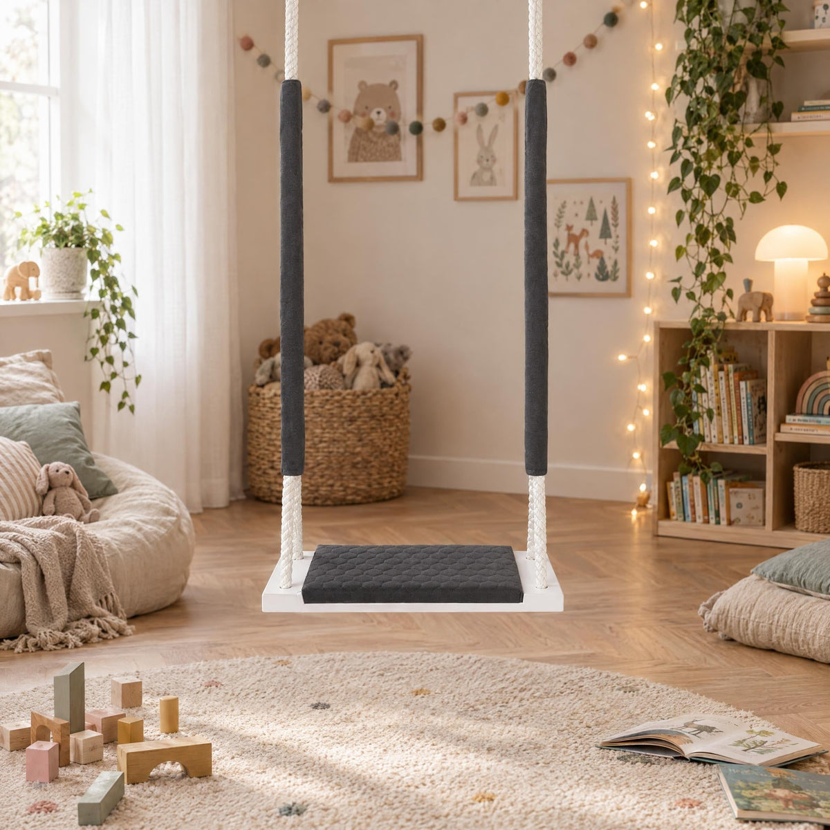 Balançoire enfant planche bois imperméable gris foncé, suspendue dans une chambre d'enfant lumineuse