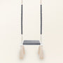 Balançoire enfant planche bois et velours gris foncé, vue de face avec coussin d'assise matelassé