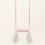 Balançoire enfant planche bois et velours rose, vue de face avec coussin d'assise matelassé