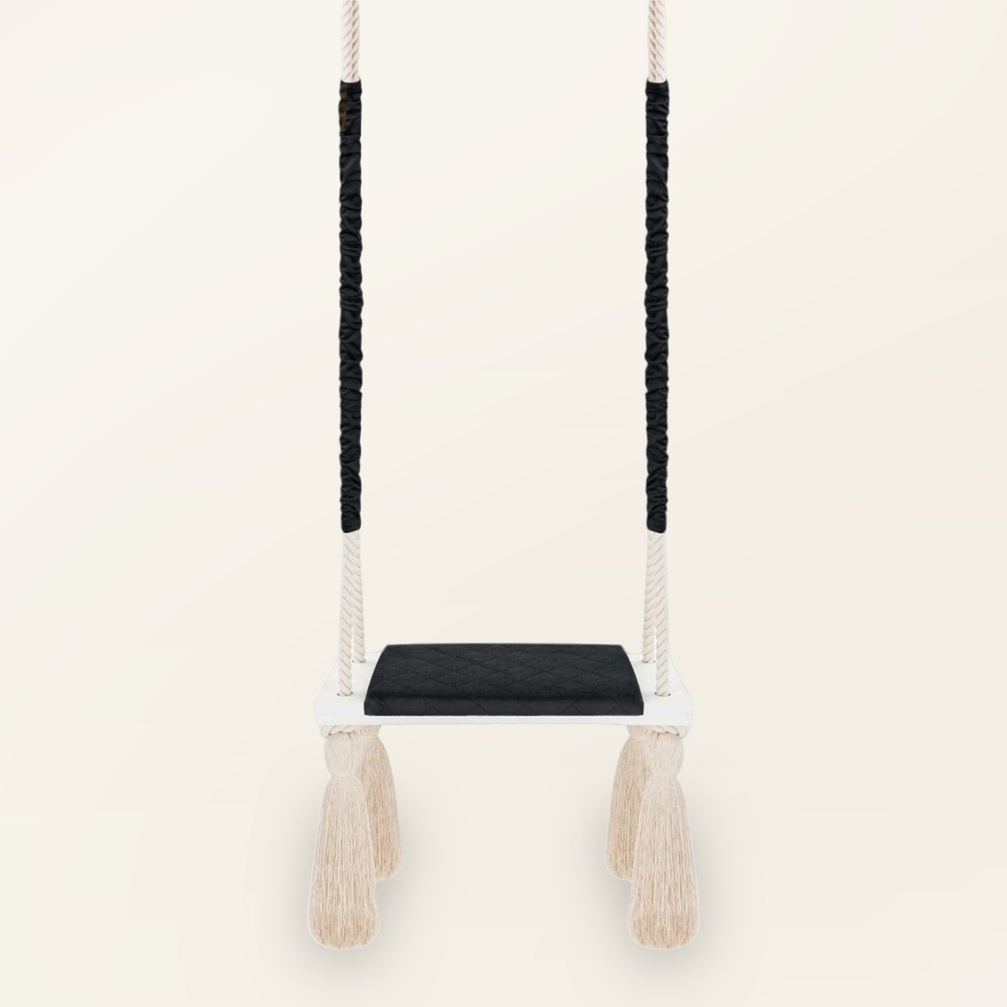 Balançoire enfant planche bois et velours noir, vue de face avec coussin d'assise matelassé