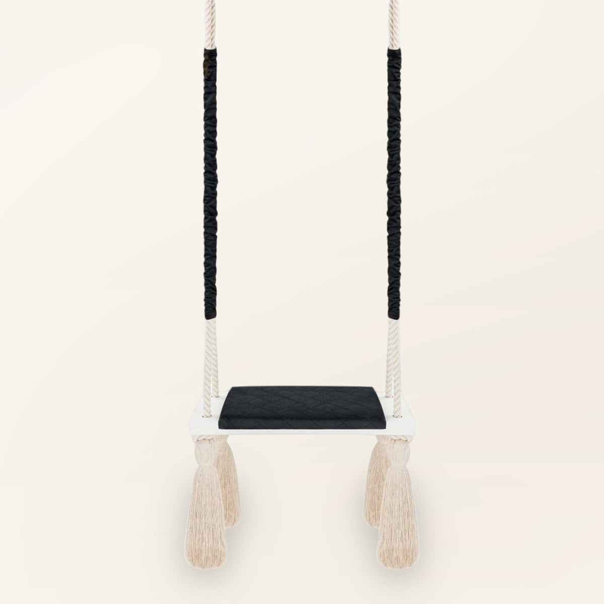 Balançoire enfant planche bois et velours noir, vue de face avec coussin d'assise matelassé