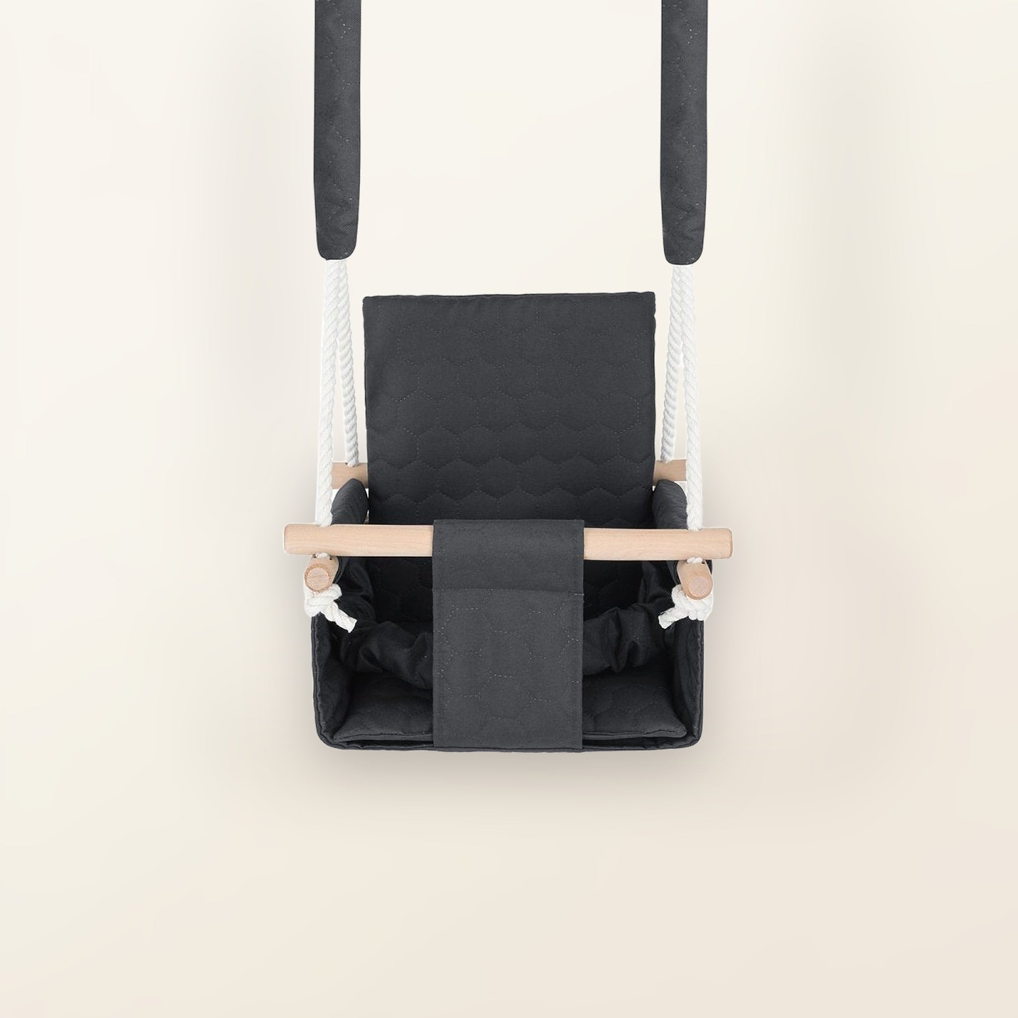 Balançoire bébé imperméable gris foncé, vue de face : tissu matelassé, cordes blanches et barre en bois
