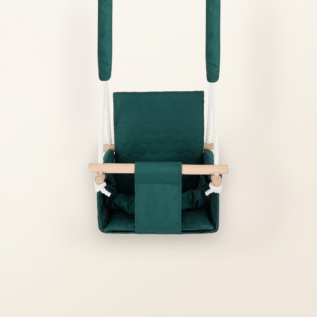 Balançoire bébé imperméable vert foncé, vue de face : tissu matelassé, cordes blanches et barre en bois