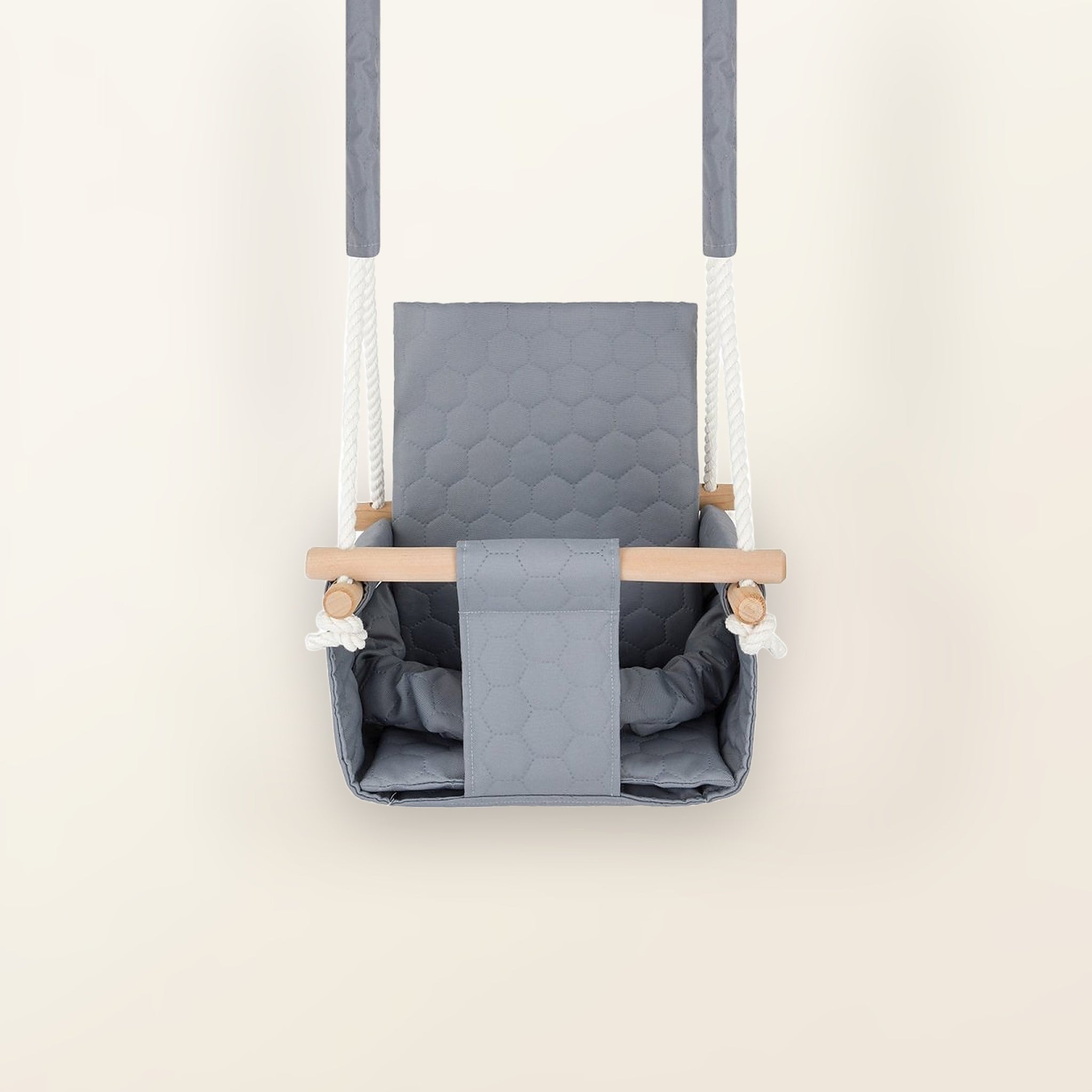 Balançoire bébé imperméable gris clair, vue de face : tissu matelassé, cordes blanches et barre en bois