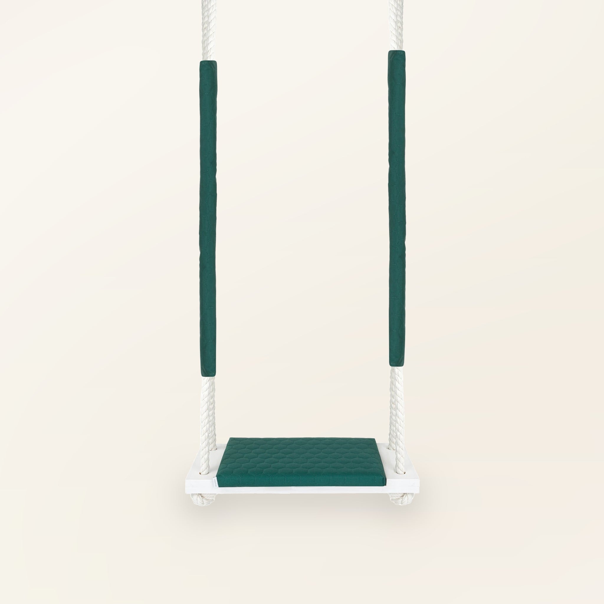 Balançoire enfant planche bois imperméable vert foncé, vue de face : coussin matelassé et cordes blanches