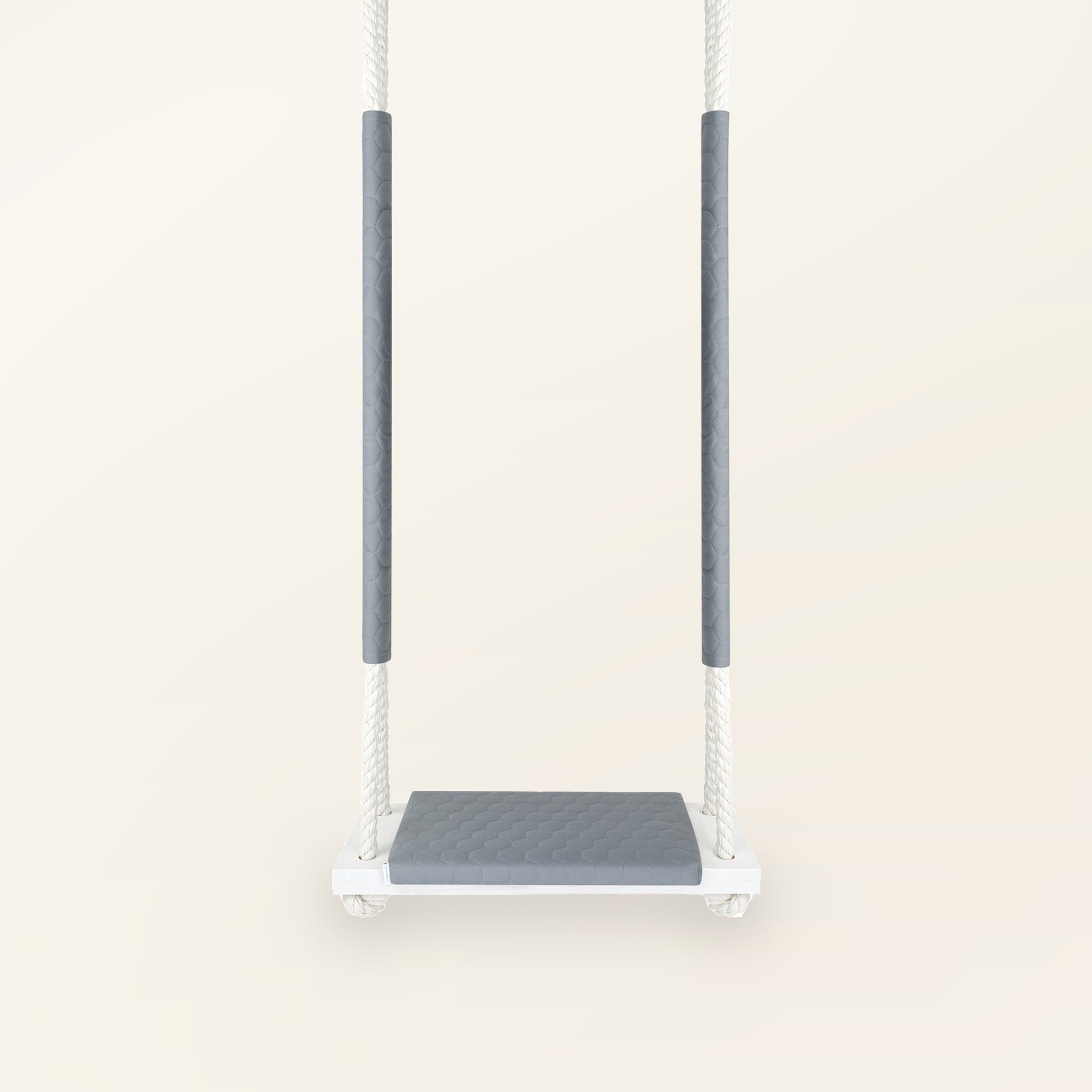 Balançoire enfant planche bois imperméable gris clair, vue de face : coussin matelassé et cordes blanches