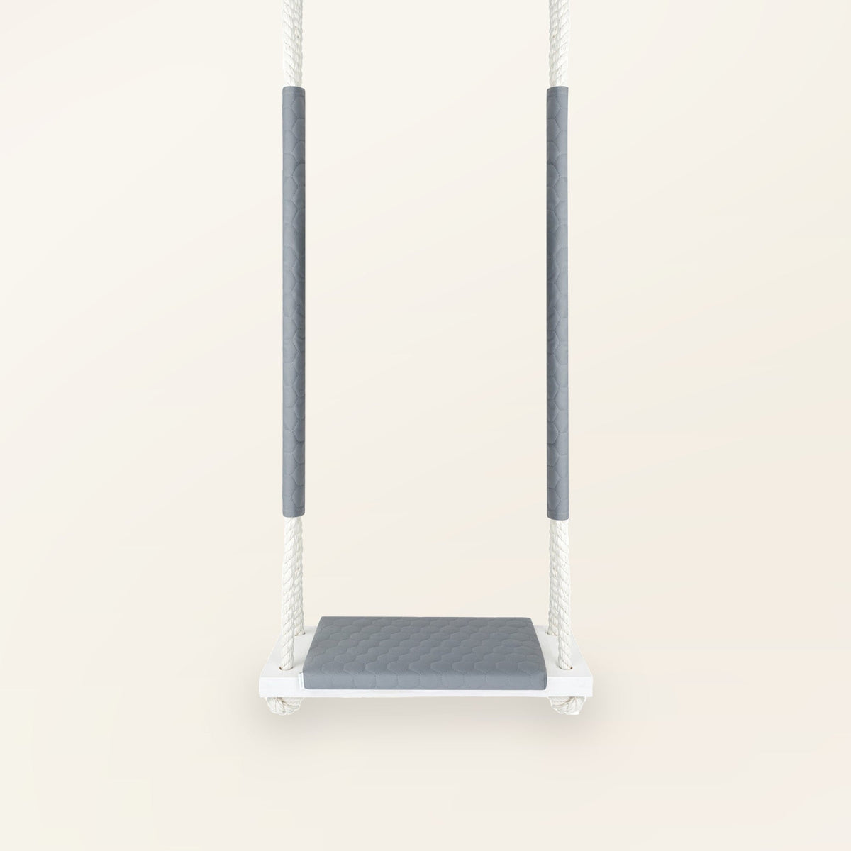 Balançoire enfant planche bois imperméable gris clair, vue de face : coussin matelassé et cordes blanches