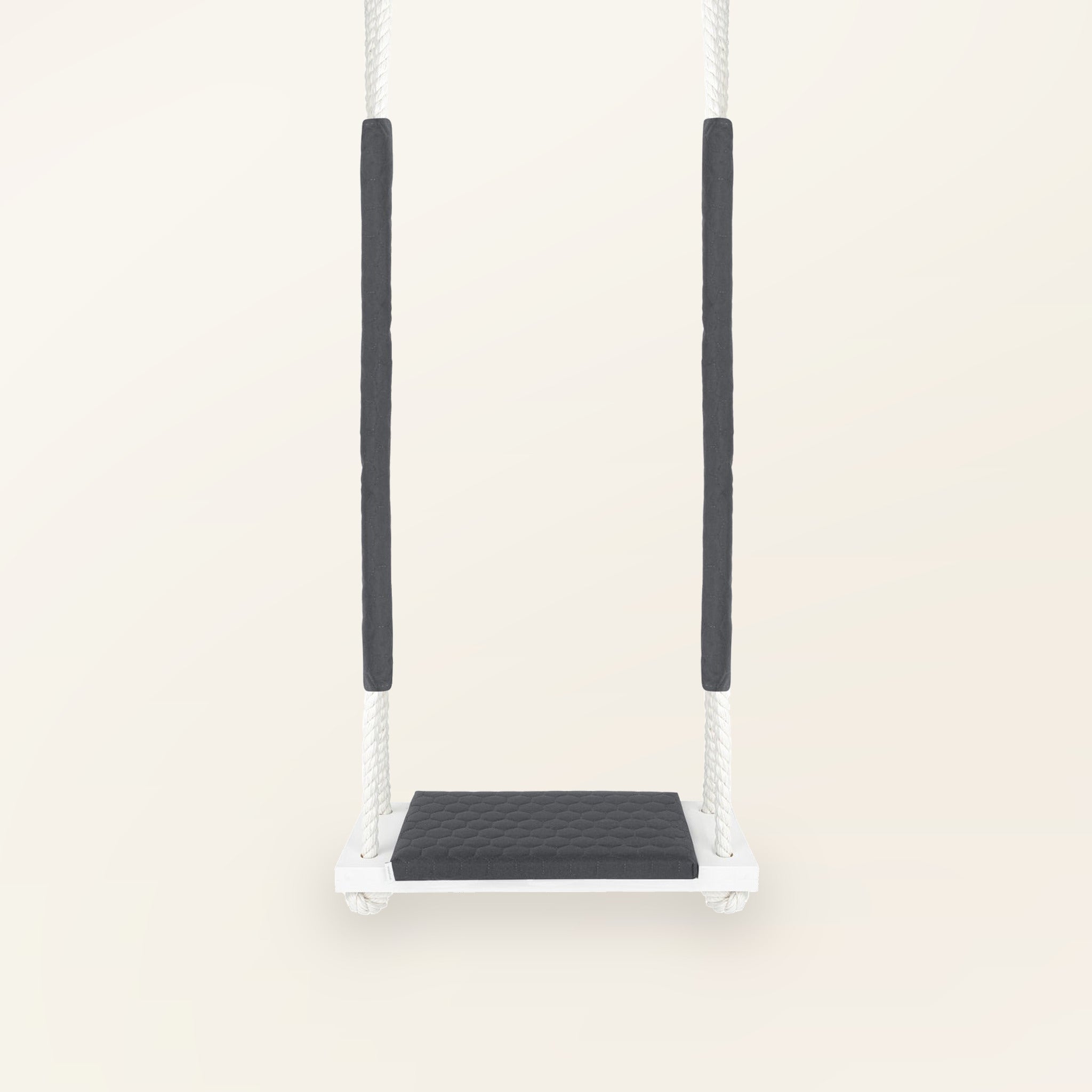 Balançoire enfant planche bois imperméable gris foncé, vue de face : coussin matelassé et cordes blanches