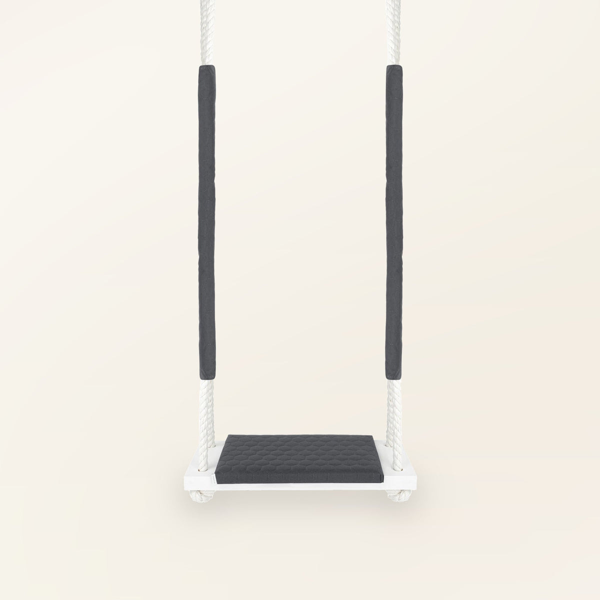 Balançoire enfant planche bois imperméable gris foncé, vue de face : coussin matelassé et cordes blanches