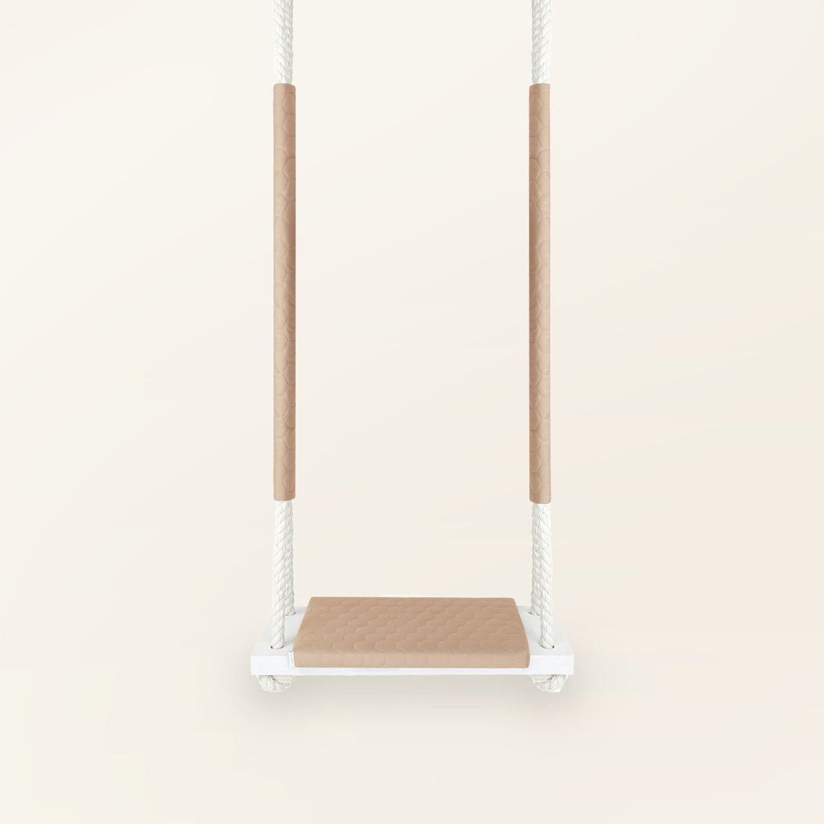 Balançoire enfant planche bois imperméable beige, vue de face : coussin matelassé et cordes blanches