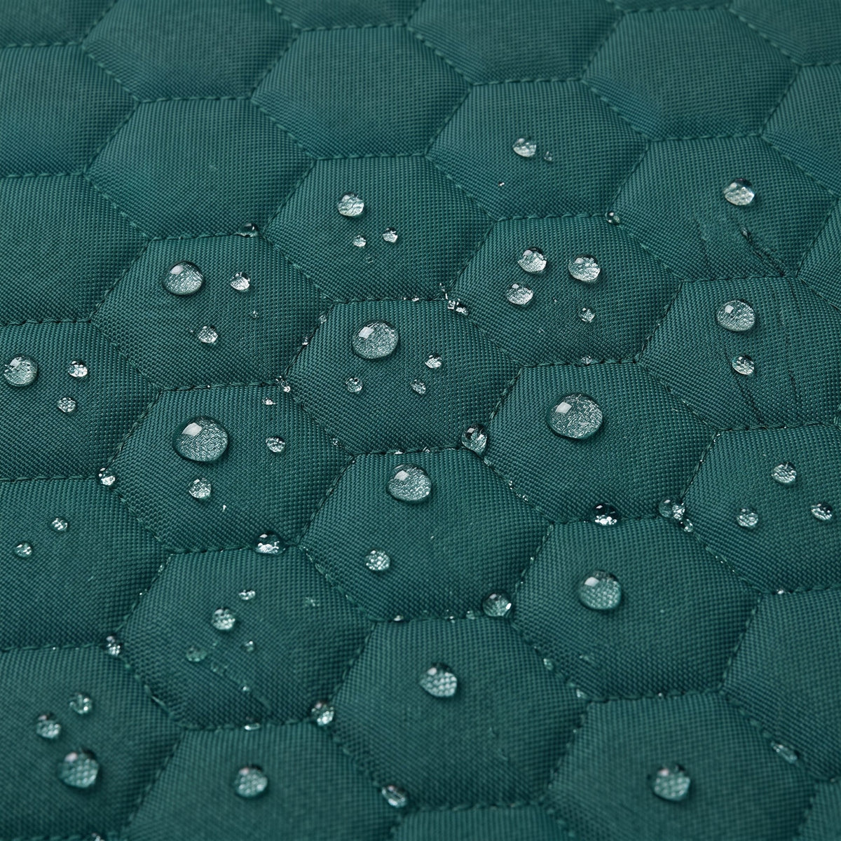 Balançoire double jumeaux imperméable vert foncé, gros plan sur le tissu imperméable matelassé et les gouttes d'eau