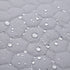 Balançoire double jumeaux imperméable gris clair, gros plan sur le tissu imperméable matelassé et les gouttes d'eau