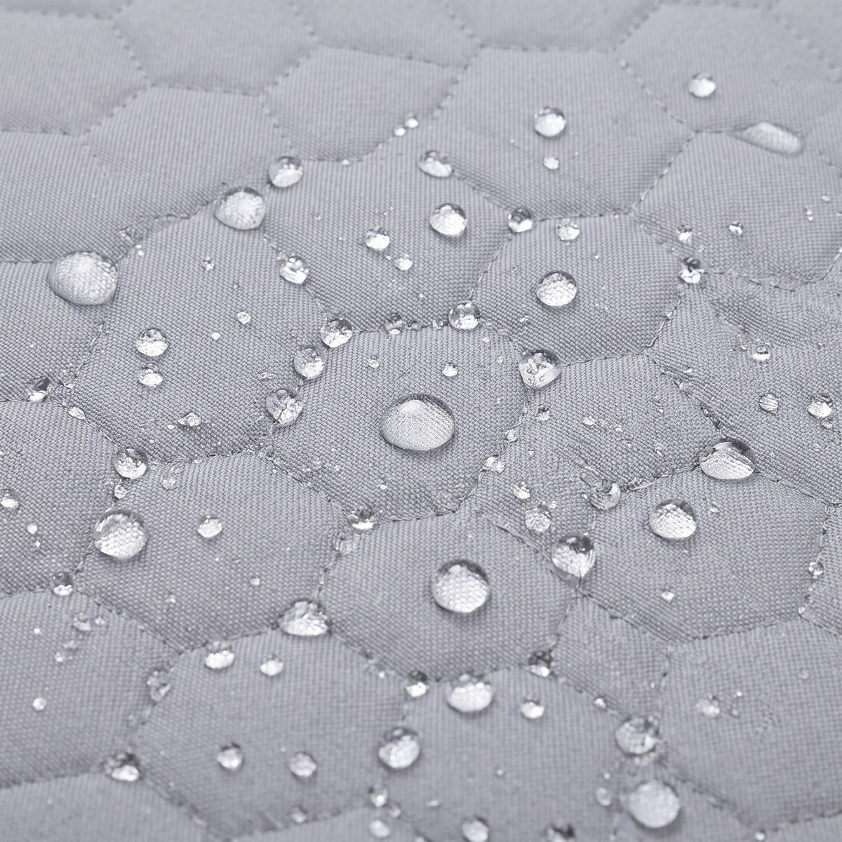 Balançoire double jumeaux imperméable gris clair, gros plan sur le tissu imperméable matelassé et les gouttes d'eau