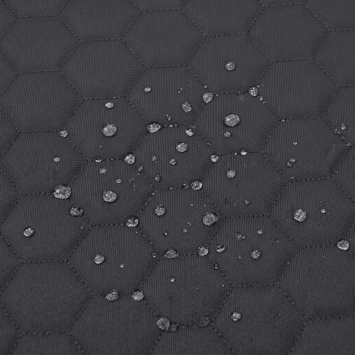 Balançoire double jumeaux imperméable gris foncé, gros plan sur le tissu imperméable matelassé et les gouttes d'eau