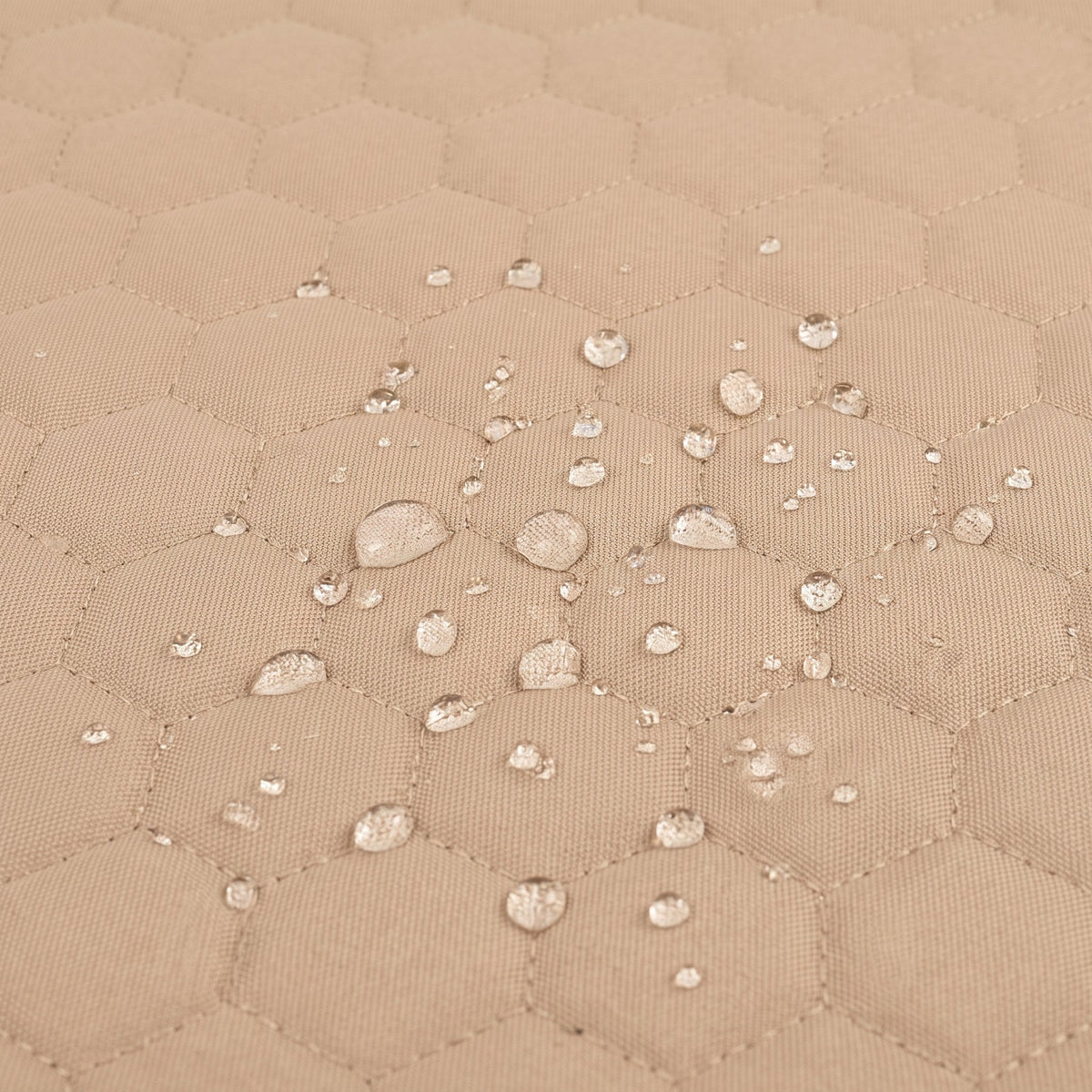 Balançoire double jumeaux imperméable beige, gros plan sur le tissu imperméable matelassé et les gouttes d'eau