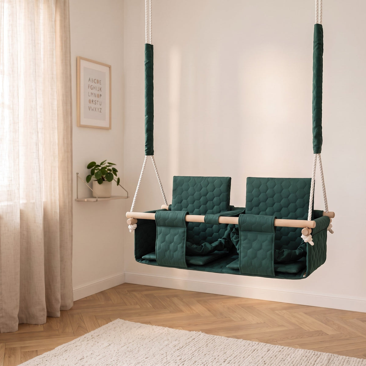 Balançoire double jumeaux imperméable vert foncé, dans une chambre d'enfant lumineuse de style scandinave
