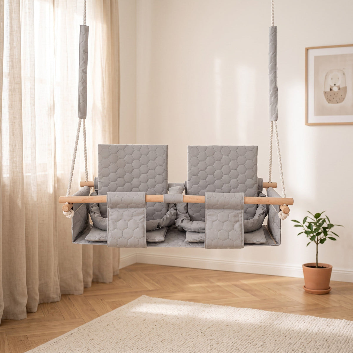 Balançoire double jumeaux imperméable gris clair, dans une chambre d'enfant lumineuse de style scandinave