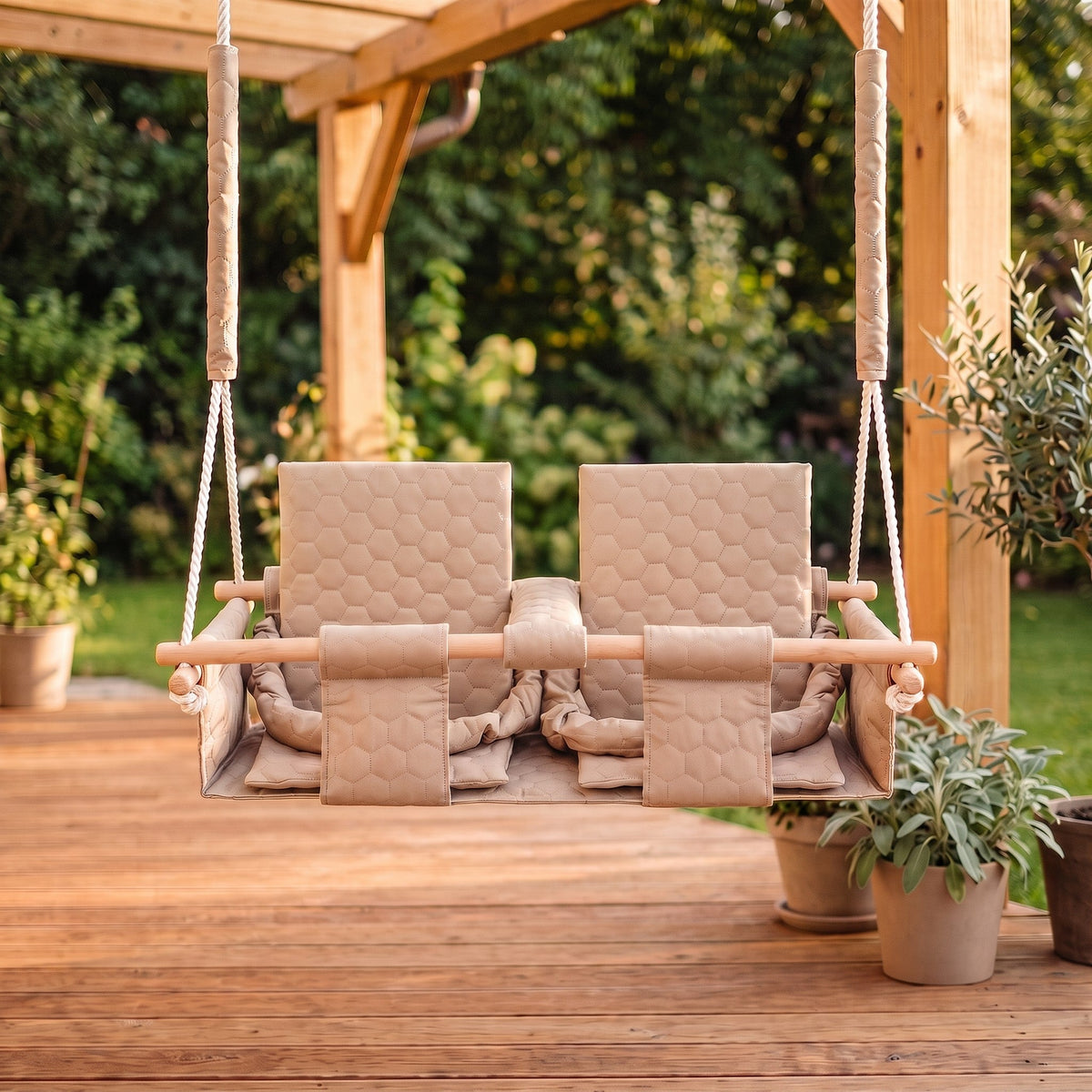 Balançoire double jumeaux imperméable beige, en extérieur, sur une terrasse