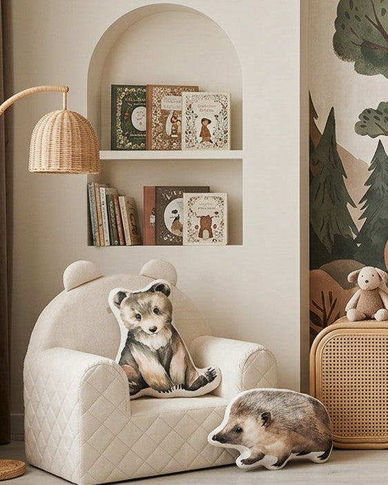 Fauteuil bébé ourson et coussins animaux dans un coin lecture