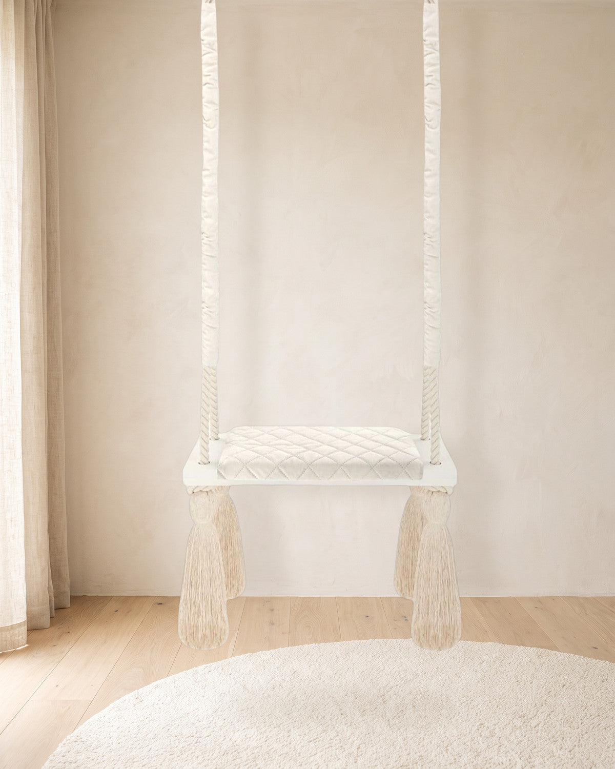Balançoire enfant planche bois et velours beige, suspendue dans une chambre d'enfant lumineuse