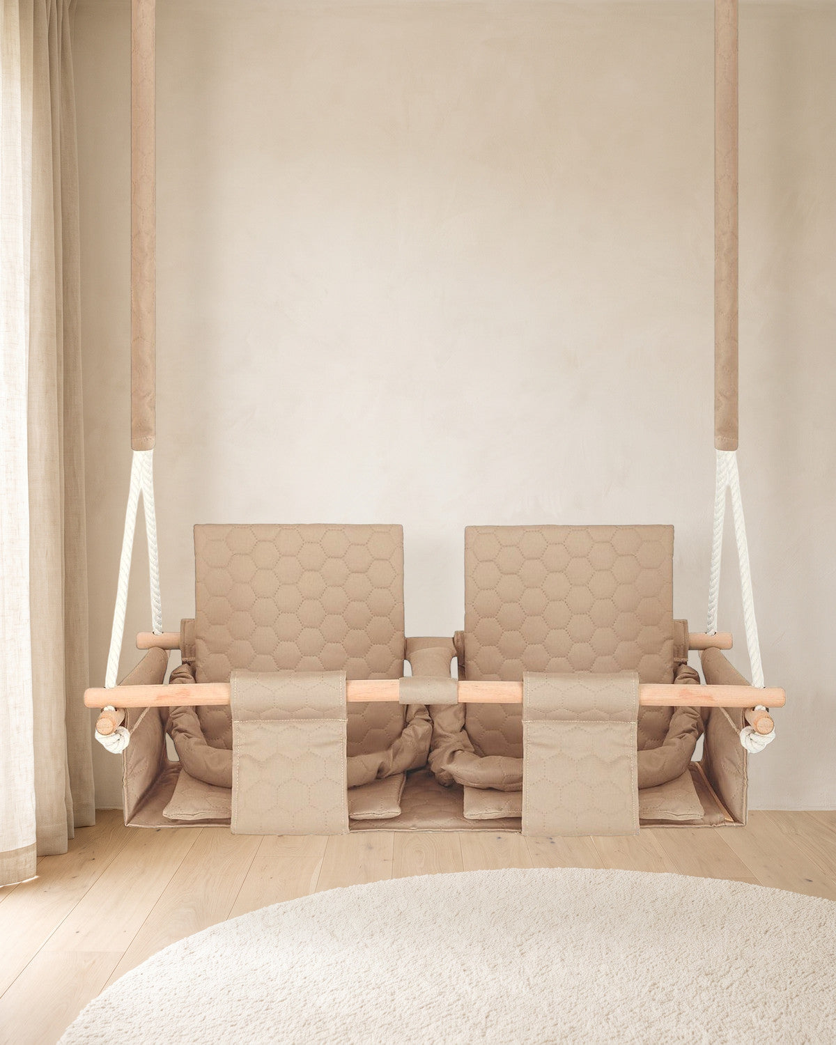 Balançoire double imperméable beige pour l'intérieur et l'extérieur, suspendue dans une chambre d'enfant