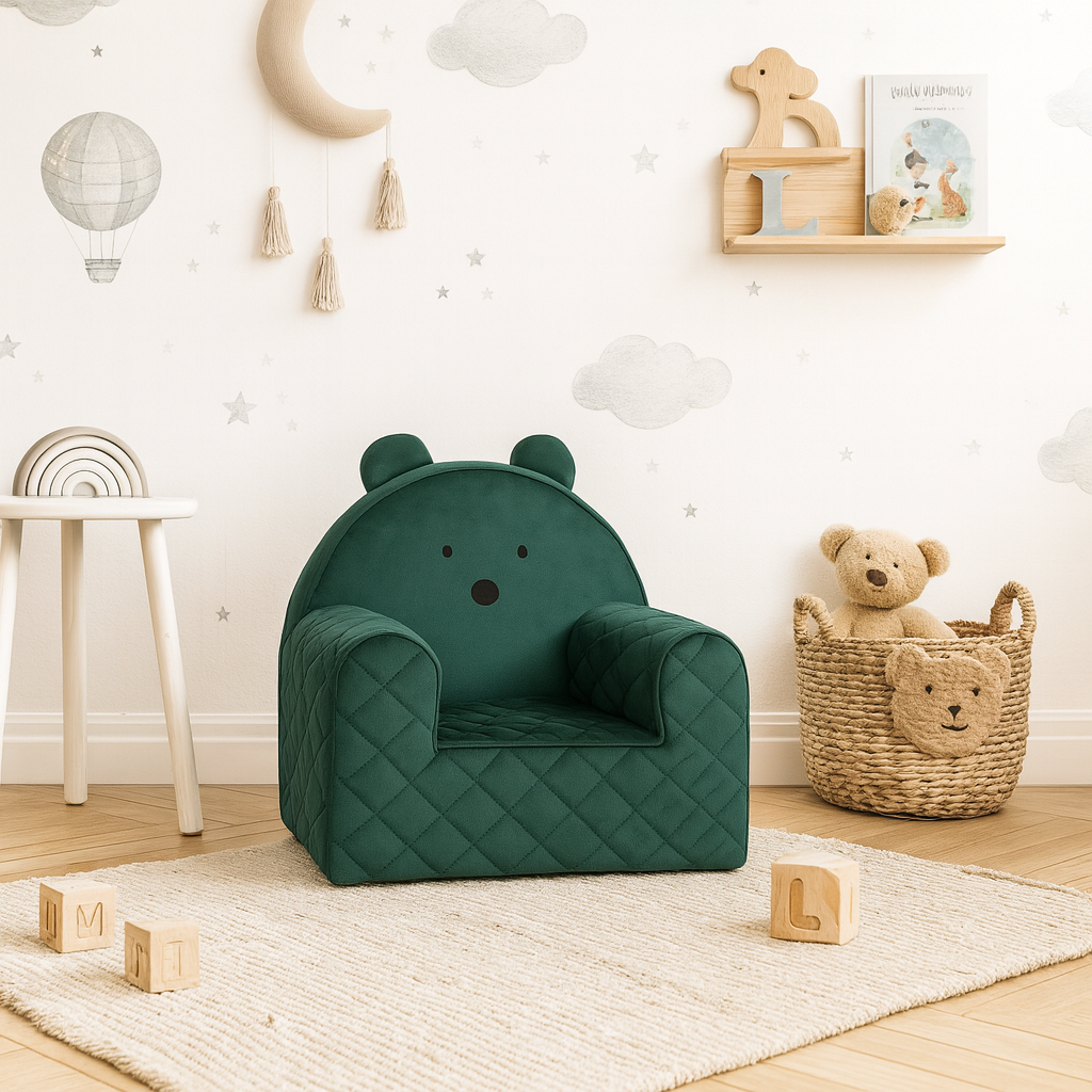 Fauteuil bébé ourson en velours vert, dans une chambre d'enfant avec jouets et étagère