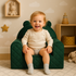 Fauteuil bébé ourson en velours vert, avec un enfant assis, dans une chambre d'enfant lumineuse