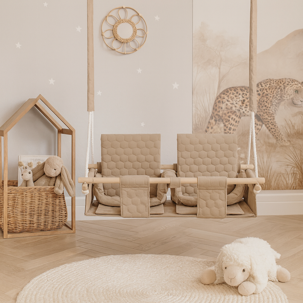 Balançoire double jumeaux imperméable beige, utilisée à l'intérieur, dans une chambre d'enfant lumineuse