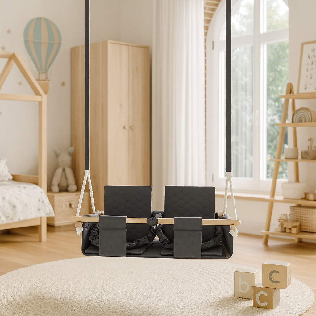 Balançoire double jumeaux imperméable gris foncé, utilisée à l'intérieur, dans une chambre d'enfant lumineuse