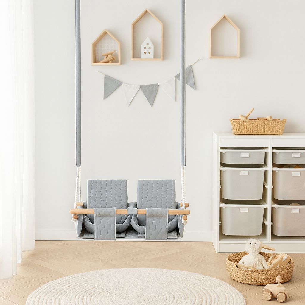 Balançoire double jumeaux imperméable gris clair, utilisée à l'intérieur, dans une chambre d'enfant lumineuse